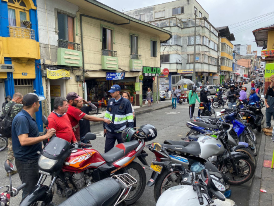 Dos agentes visitaron el sector para llegar a acuerdos con los mecánicos. Dos agentes visitaron el sector para llegar a acuerdos con los mecánicos.