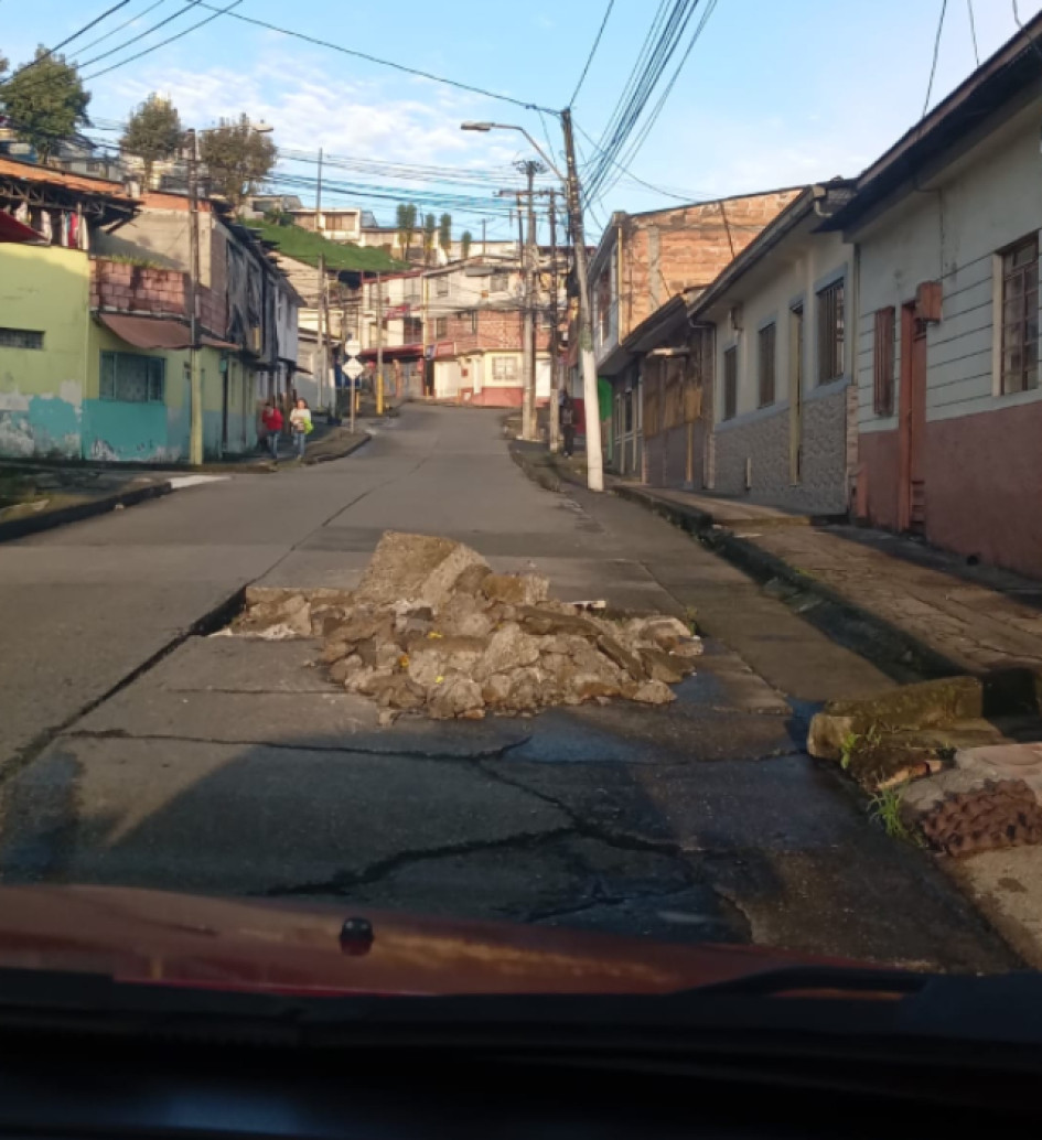 Los escombros que hay en la calle 51B con carrera 16 hacen parte del pavimento de la vía. Los escombros que hay en la calle 51B con carrera 16 hacen parte del pavimento de la vía.