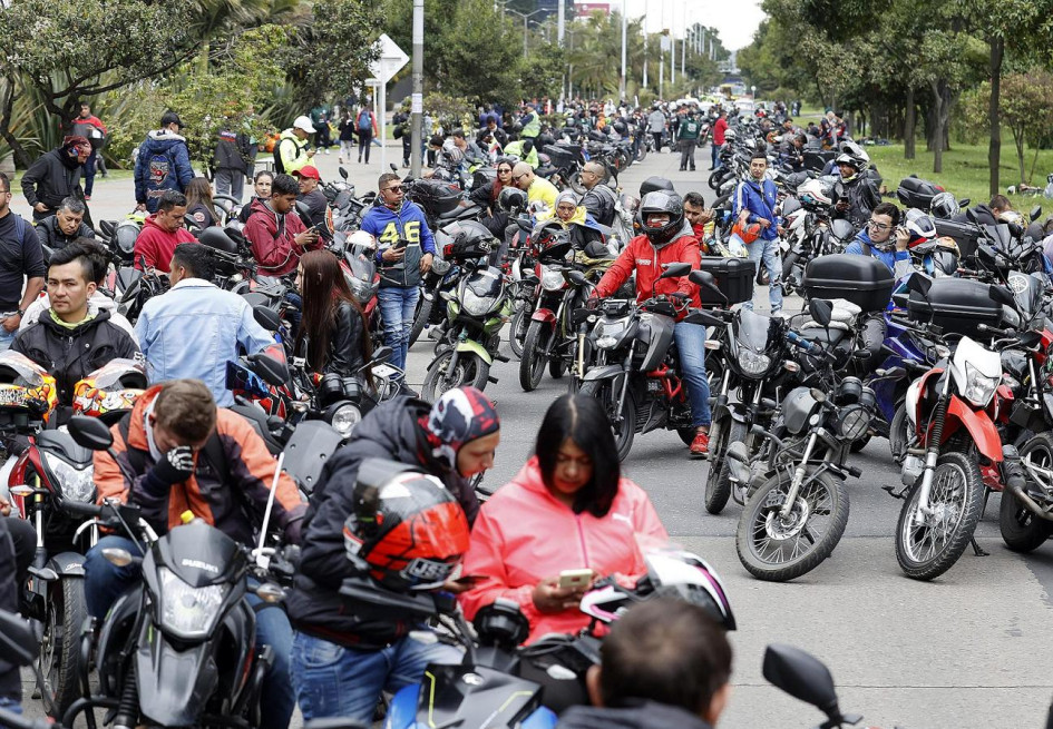 Motociclistas se manifestaron ayer contra el alto precio del combustible y el posible aumento del precio del Seguro Obligatorio de Accidentes de Tránsito (SOAT). Motociclistas se manifestaron ayer contra el alto precio del combustible y el posible aumento del precio del Seguro Obligatorio de Accidentes de Tránsito (SOAT).