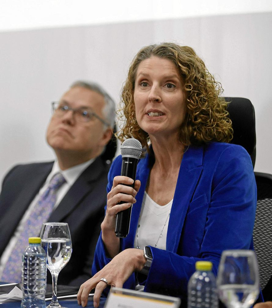 Candice Welsch, directora regional de la Unodc para la Región Andina y el Cono Sur, durante la presentación del informe en Bogotá en el que llama la atención las 204.000 hectáreas sembradas de coca en 2021 en Colombia. Candice Welsch, directora regional de la Unodc para la Región Andina y el Cono Sur, durante la presentación del informe en Bogotá en el que llama la atención las 204.000 hectáreas sembradas de coca en 2021 en Colombia.