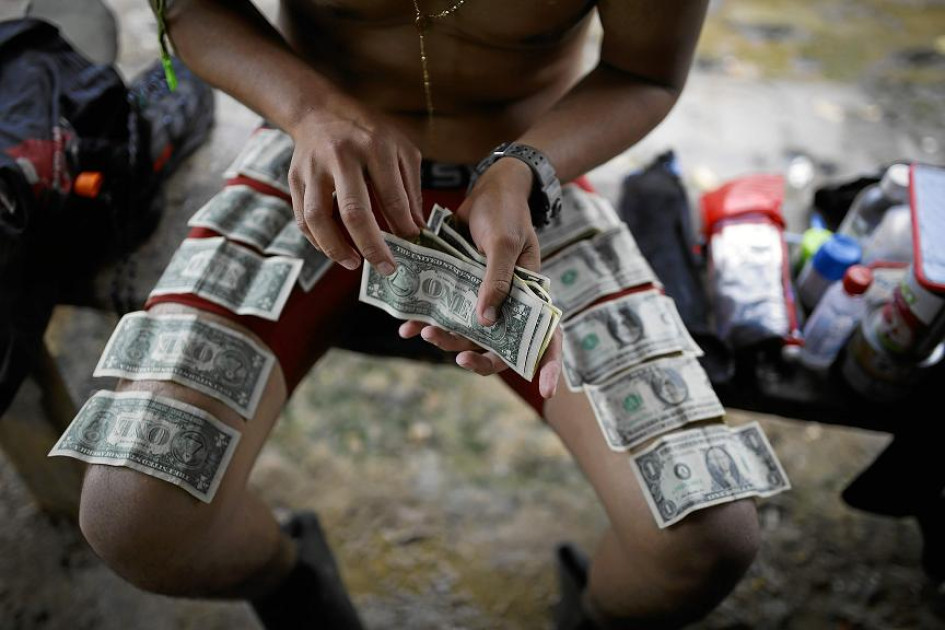 La cotización del dólar marcó ayer un nuevo máximo en Colombia al superar por primera vez la barrera de los 4.885,54 pesos impulsado por la volatilidad de los mercados mundiales que afecta principalmente a los países emergentes. La cotización del dólar marcó ayer un nuevo máximo en Colombia al superar por primera vez la barrera de los 4.885,54 pesos impulsado por la volatilidad de los mercados mundiales que afecta principalmente a los países emergentes.