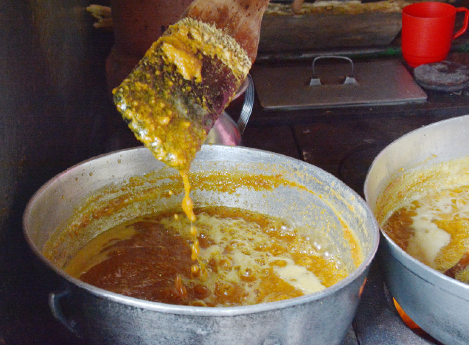 El proceso de elaboración consiste en mezclar 4 libras de panela, 7 litros de leche, ralladura de naranja, luego con el mecedor se revuelve durante tres horas en el fogón de leña hasta llegar al punto para luego armar las bolitas de panela. El proceso de elaboración consiste en mezclar 4 libras de panela, 7 litros de leche, ralladura de naranja, luego con el mecedor se revuelve durante tres horas en el fogón de leña hasta llegar al punto para luego armar las bolitas de panela.