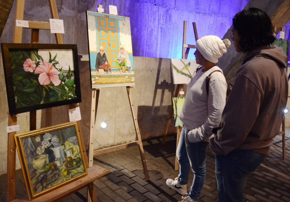 Visitantes en la bóveda del Monumento a Los Colonizadores