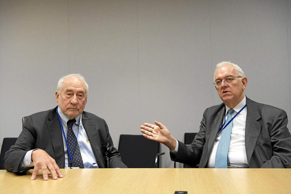 El Nobel de Economía y profesor de la Universidad de Columbia, Joseph Stiglitz, apoya la reforma fiscal que presentó el ministro de Hacienda de Colombia, José Antonio Ocampo. El Nobel de Economía y profesor de la Universidad de Columbia, Joseph Stiglitz, apoya la reforma fiscal que presentó el ministro de Hacienda de Colombia, José Antonio Ocampo.