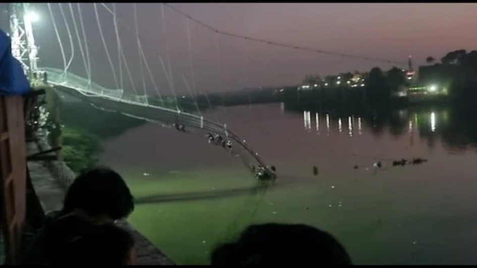 60 personas murieron en India tras colapso de puente colgante que fue restaurado 60 personas murieron en India tras colapso de puente colgante que fue restaurado