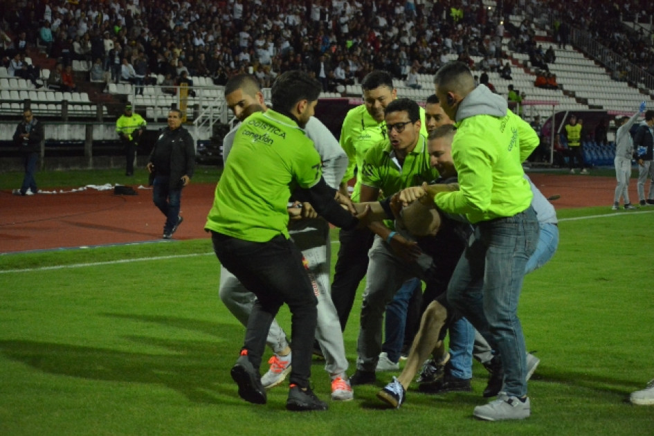 El hincha que se metió al campo del Palogrande. Aquí cuando les grita a los jugadores. El hincha que se metió al campo del Palogrande. Aquí cuando les grita a los jugadores.