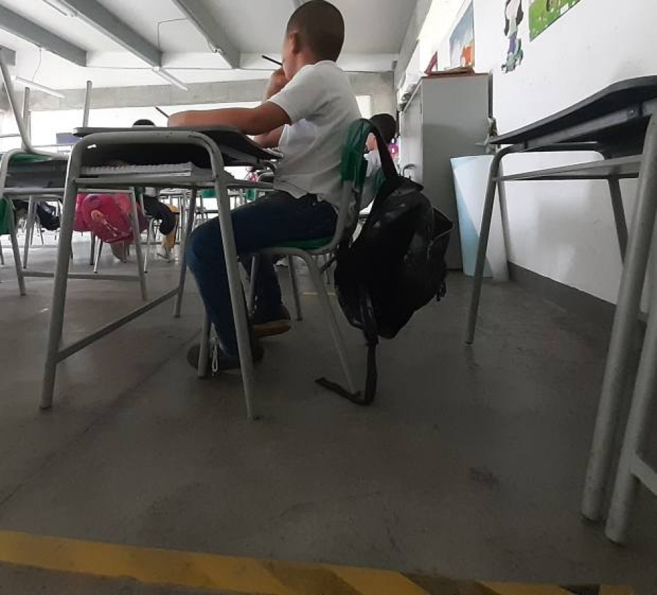 Los niños de la parte de atrás de los salones son los que más sufren por la oscuridad ante la falta de luz eléctrica. Los niños de la parte de atrás de los salones son los que más sufren por la oscuridad ante la falta de luz eléctrica.