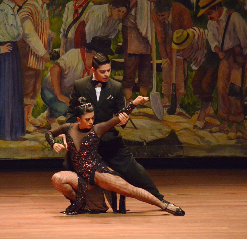 bailarines de tango bailando en Fundadores