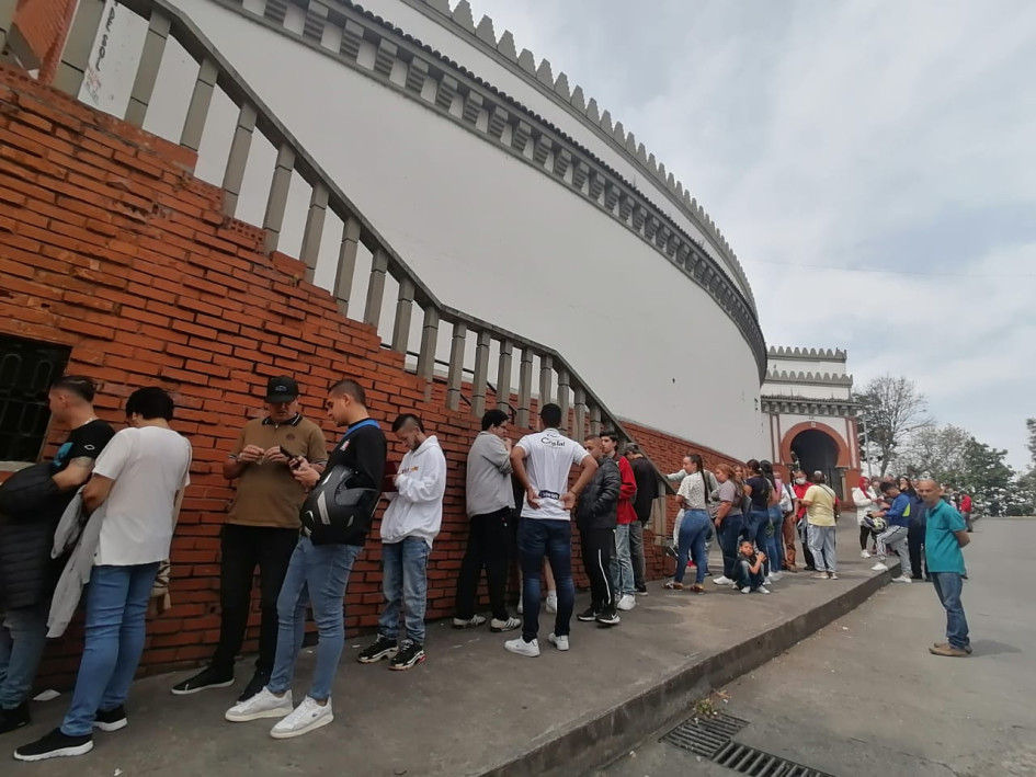 Esta es la fila en las taquillas de la Plaza de Toros de Manizales para las novilladas y la corrida de este fin de semana. Esta es la fila en las taquillas de la Plaza de Toros de Manizales para las novilladas y la corrida de este fin de semana.