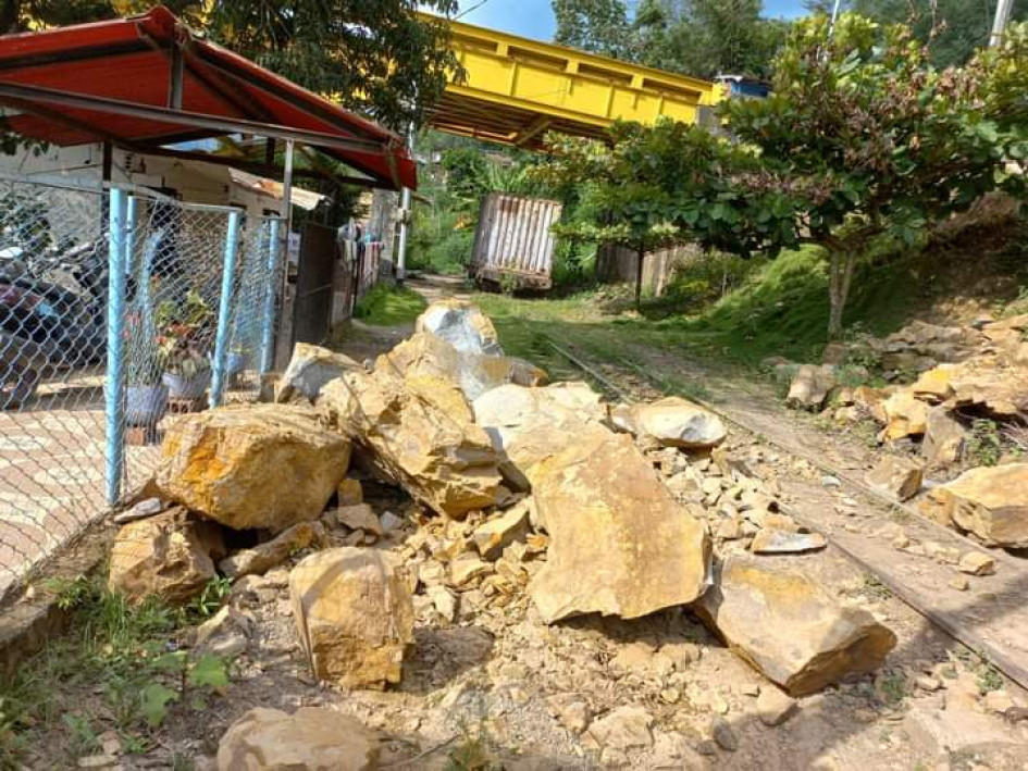 Retiran rocas que cayeron sobre vías en Manizales y Villamaría Retiran rocas que cayeron sobre vías en Manizales y Villamaría