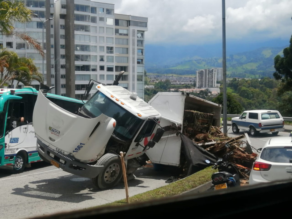 Vehículo de Emas se volcó en la Av. Alberto Mendoza de Manizales Vehículo de Emas se volcó en la Av. Alberto Mendoza de Manizales
