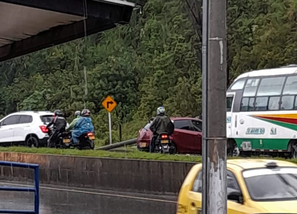 Poste que cayó en la Curva del Kumis, en la vía Panamericana. Poste que cayó en la Curva del Kumis, en la vía Panamericana.