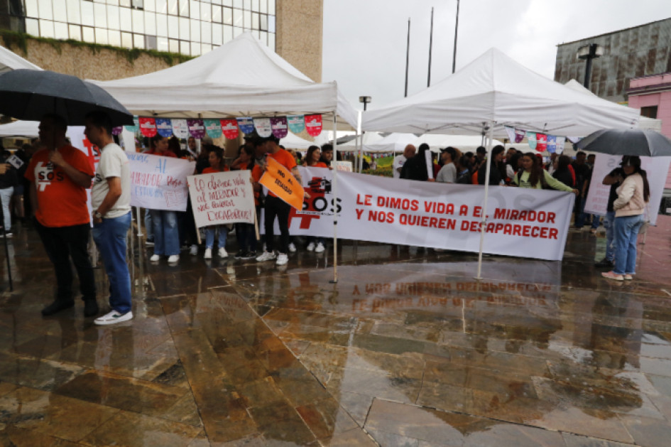 Los comerciantes del mirador de Chipre se ubicaron debajo de unas carpas que estaban ubicadas en la plazoleta de la Alcaldía y desde allí exigieron por sus trabajos. Los comerciantes del mirador de Chipre se ubicaron debajo de unas carpas que estaban ubicadas en la plazoleta de la Alcaldía y desde allí exigieron por sus trabajos.