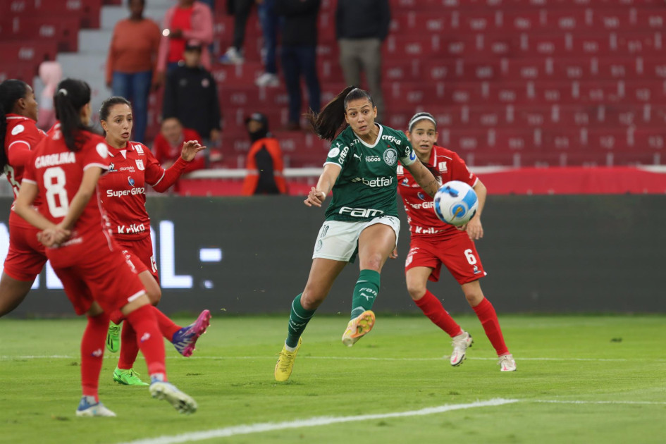 Betriz Zaneratto (c-i) de Palmeiras disputa el balón con Mariana Muñoz del América, durante un partido por la semifinal de la Copa Libertadores femenina entre el Palmeiras de Brasil y el América de Cali de Colombia, hoy, en el estadio Rodrigo Paz Delgado de la ciudad de Quito (Ecuador). Betriz Zaneratto (c-i) de Palmeiras disputa el balón con Mariana Muñoz del América, durante un partido por la semifinal de la Copa Libertadores femenina entre el Palmeiras de Brasil y el América de Cali de Colombia, hoy, en el estadio Rodrigo Paz Delgado de la ciudad de Quito (Ecuador).