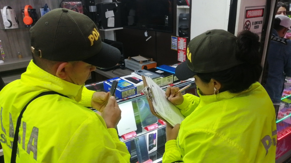 Policía incauta 21 celulares en locales comerciales del centro de Manizales Policía incauta 21 celulares en locales comerciales del centro de Manizales