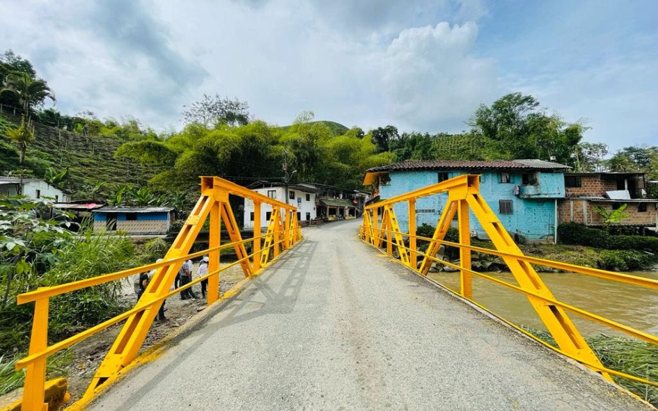 Foto/Archivo/Q'HUBO El puente vehicular de la vereda La Estrella (Chinchiná) está afectándose por las crecientes de la quebrada Granizales, pues sufre constantes desbordamientos y obstruye parte de la carretera hacia Marsella (Risaralda). Autoridades buscan mejorar la estructura del puente y mitigar el riesgo de los deslizamientos de tierra. Foto/Archivo/Q'HUBO El puente vehicular de la vereda La Estrella (Chinchiná) está afectándose por las crecientes de la quebrada Granizales, pues sufre constantes desbordamientos y obstruye parte de la carretera hacia Marsella (Risaralda). Autoridades buscan mejorar la estructura del puente y mitigar el riesgo de los deslizamientos de tierra.