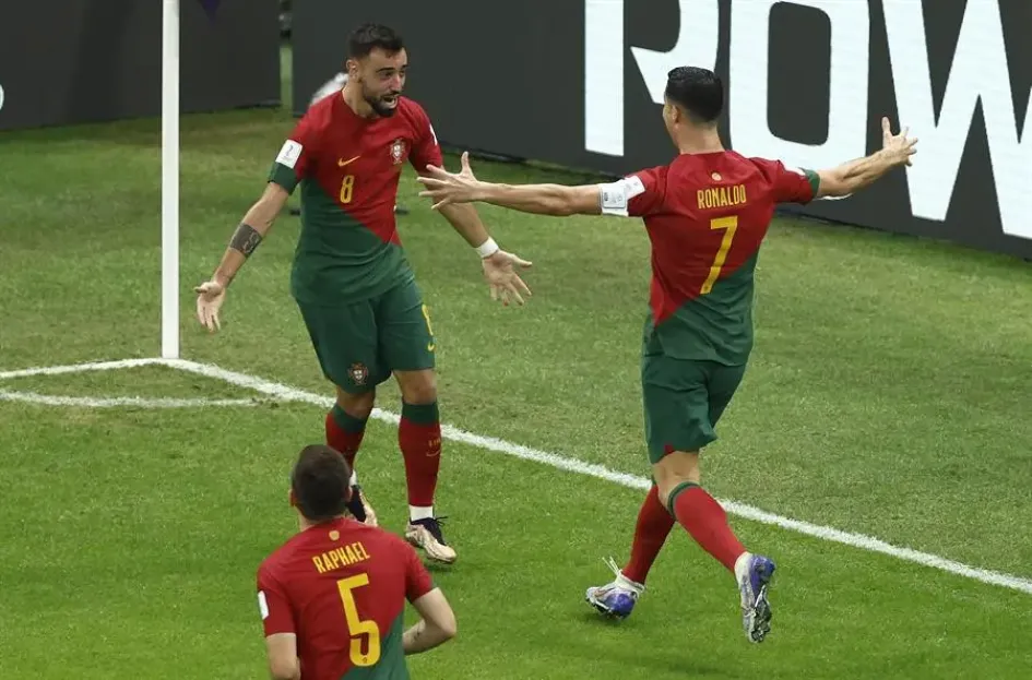 Cristiano Ronaldo (d) y Bruno Fernandes (i) de Portugal celebran un gol hoy, en un partido de la fase de grupos del Mundial de Fútbol Qatar 2022 entre Portugal y Uruguay en el estadio Lusail en la ciudad de Lusail, (Catar). Cristiano Ronaldo (d) y Bruno Fernandes (i) de Portugal celebran un gol hoy, en un partido de la fase de grupos del Mundial de Fútbol Qatar 2022 entre Portugal y Uruguay en el estadio Lusail en la ciudad de Lusail, (Catar).