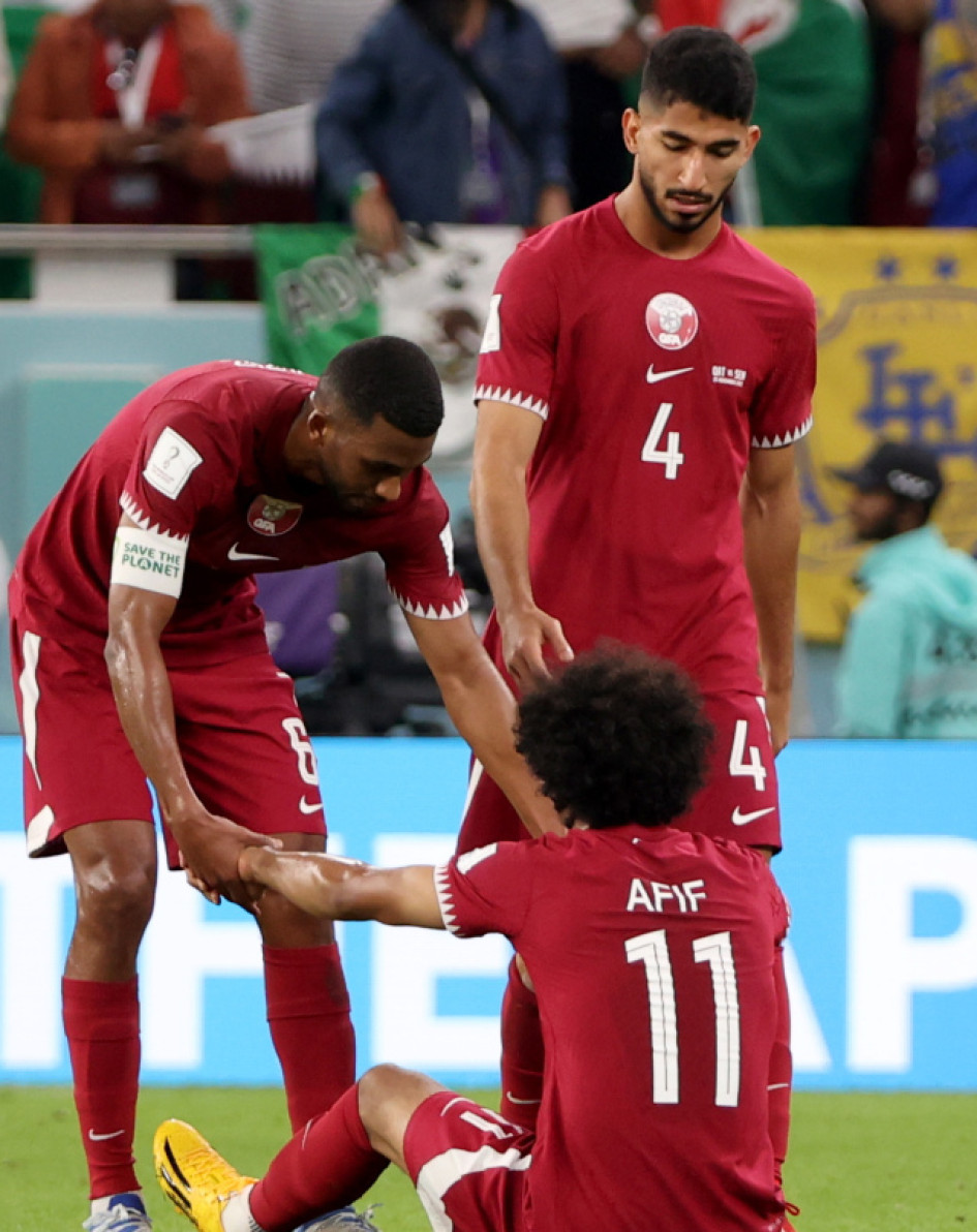La tristeza de los jugadores de Catar al conocer su eliminación anticipada de la Copa Mundial. Luego de perder (1-3) contra Senegal y que Ecuador empatara (1-1) con Países Bajos. La tristeza de los jugadores de Catar al conocer su eliminación anticipada de la Copa Mundial. Luego de perder (1-3) contra Senegal y que Ecuador empatara (1-1) con Países Bajos.