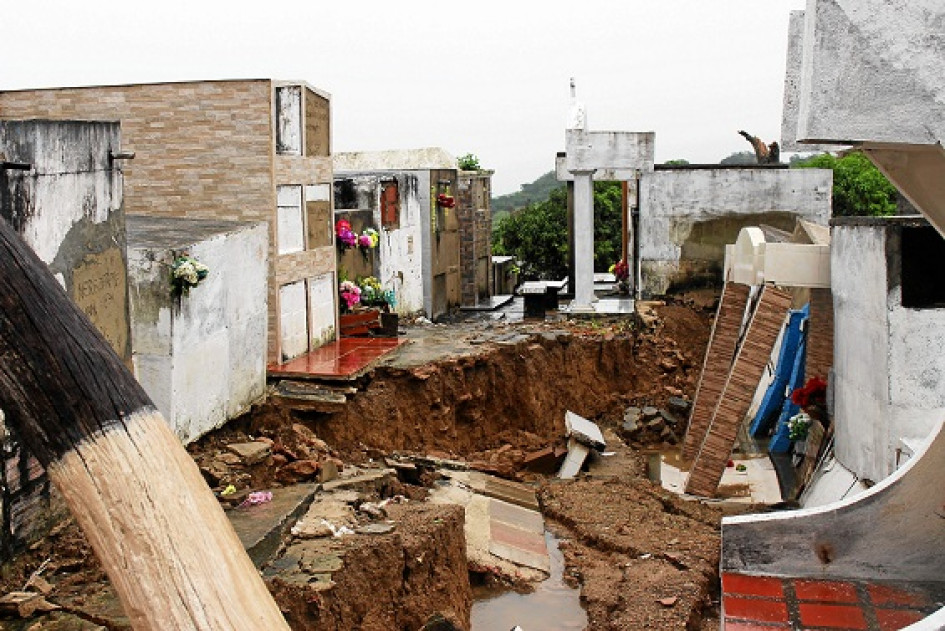 Esta imagen muestra parte de la destrucción del cementerio. Esta imagen muestra parte de la destrucción del cementerio.