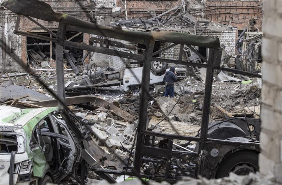 Un hombre camina entre los escombros después del reciente bombardeo en una de las fábricas en Kharkiv, Ucrania, el 3 de noviembre de 2022 en medio de la invasión militar de Rusia. Un hombre camina entre los escombros después del reciente bombardeo en una de las fábricas en Kharkiv, Ucrania, el 3 de noviembre de 2022 en medio de la invasión militar de Rusia.