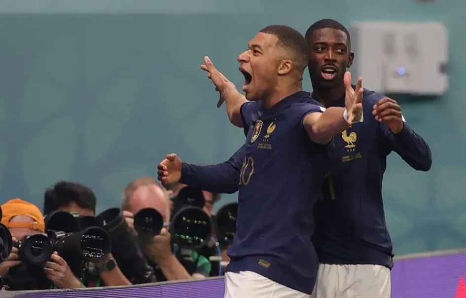 Kylian Mbappe celebra con su compañero Ousmane Dembele Kylian Mbappe celebra con su compañero Ousmane Dembele