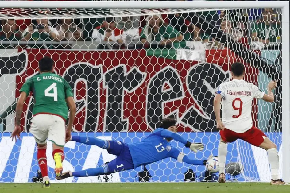 Guillermo Ochoa de México ataja un penalti a Robert Lewandowski de Polonia hoy, en un partido de la fase de grupos del Mundial de Fútbol Qatar 2022 entre México y Polonia en el Estadio 974 en Doha (Catar). Guillermo Ochoa de México ataja un penalti a Robert Lewandowski de Polonia hoy, en un partido de la fase de grupos del Mundial de Fútbol Qatar 2022 entre México y Polonia en el Estadio 974 en Doha (Catar).