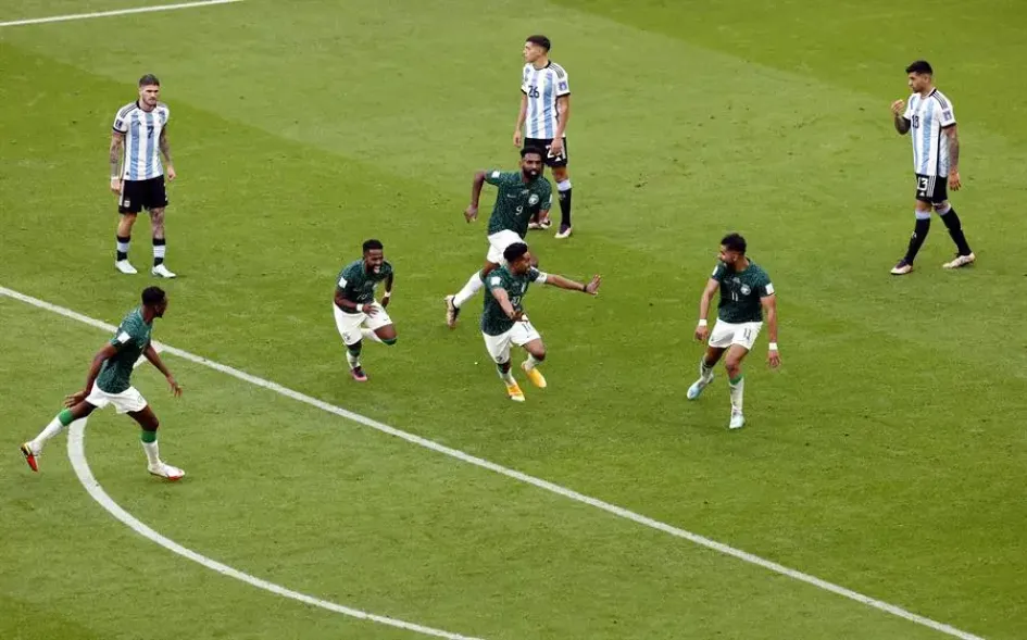 Salem Aldawsari de Arabia Saudita (C) celebra con sus compañeros de equipo el 2-1 mientras los jugadores argentinos muestran su abatimiento durante el partido de fútbol del grupo C de la Copa Mundial de la FIFA 2022 entre Argentina y Arabia Saudita en el Estadio Lusail en Lusail Salem Aldawsari de Arabia Saudita (C) celebra con sus compañeros de equipo el 2-1 mientras los jugadores argentinos muestran su abatimiento durante el partido de fútbol del grupo C de la Copa Mundial de la FIFA 2022 entre Argentina y Arabia Saudita en el Estadio Lusail en Lusail