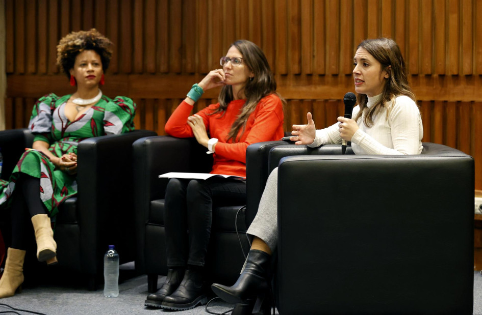 La ministra de igualdad de España, Irene Montero (d), participa en una mesa redonda con lideresas sociales, políticas y activistas, en el Centro Cultural Gabriel García Márquez, en Bogotá. La ministra de igualdad de España, Irene Montero (d), participa en una mesa redonda con lideresas sociales, políticas y activistas, ayer, en el Centro Cultural Gabriel García Márquez, en Bogotá.
