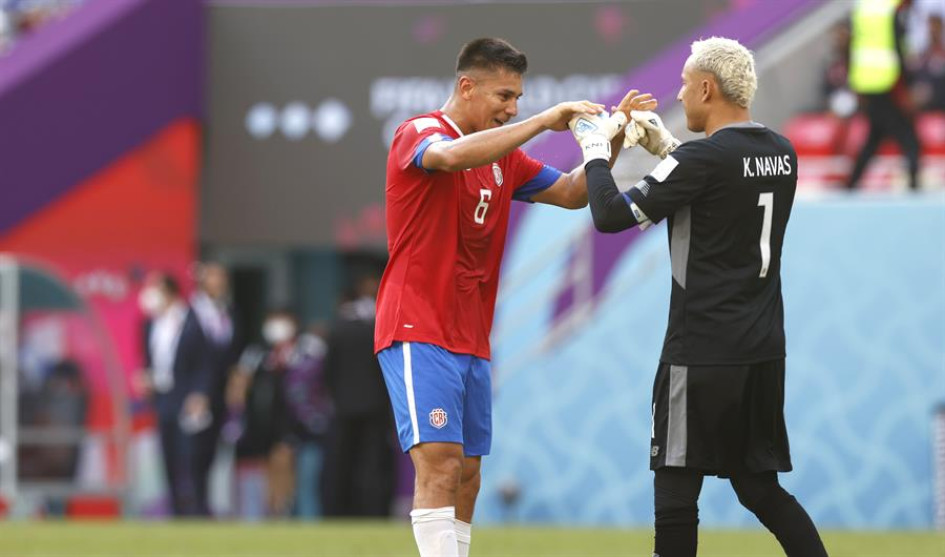 Los ticos Keylor Navas (derecha) y Óscar Duarte celebran tras la victoria 1-0 ante Japín en el estadio Áhmad Bin Ali. Los ticos Keylor Navas (derecha) y Óscar Duarte celebran tras la victoria 1-0 ante Japín en el estadio Áhmad Bin Ali.