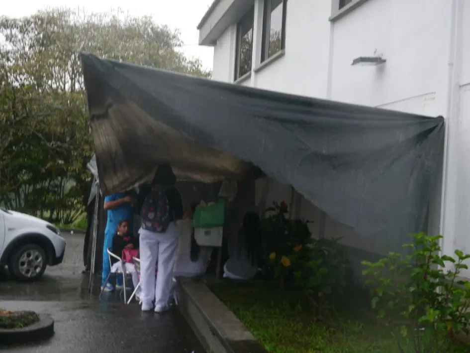 Los auxiliares de enfermería del Hospital San Marcos protestan, desde el pasado miércoles, a las afueras de la institución de salud. Les deben tres meses y medio de su contrato. Los médicos y otros expertos están por unírseles. Hospital San Marcos