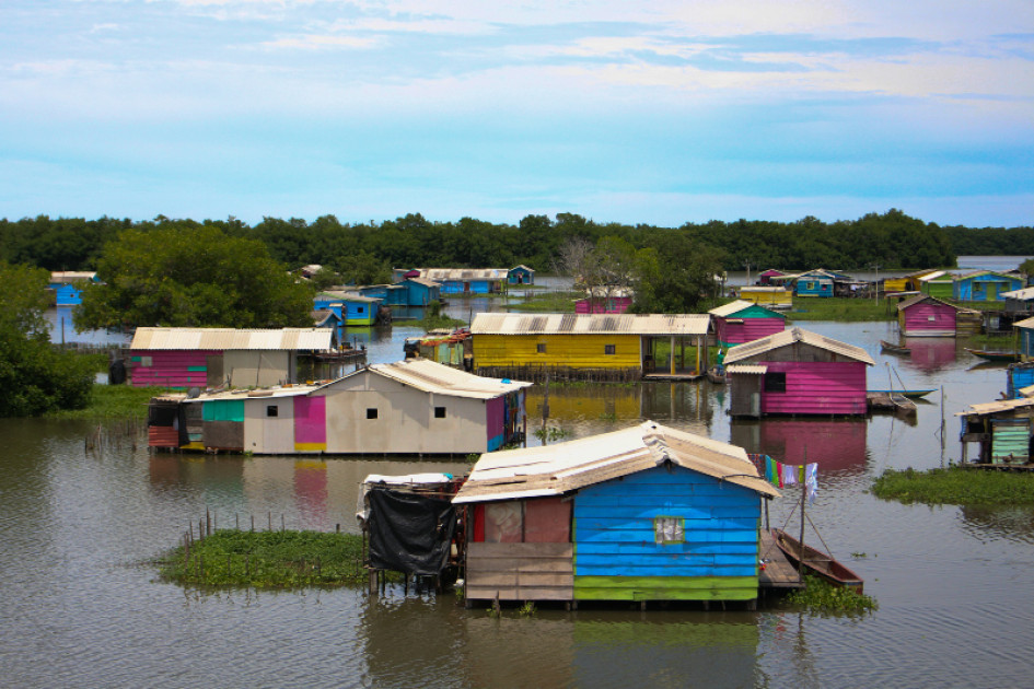 Buenavista es un pueblo palafito ubicado sobre la Ciénaga Grande de Santa Marta. En este resaltan sus casas coloridas y con murales.