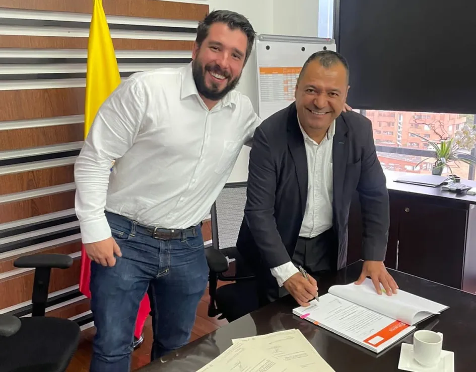 Carlos Iván Heredia Ferreira (derecha) se posesionó el 17 de noviembre como vicepresidente de Promoción y Prevención de Positiva Compañía de Seguros. Lo acompaña el caldense José Luis Correa, presidente de la entidad estatal. Carlos Iván Heredia Ferreira (derecha) se posesionó el 17 de noviembre como vicepresidente de Promoción y Prevención de Positiva Compañía de Seguros. Lo acompaña el caldense José Luis Correa, presidente de la entidad estatal.