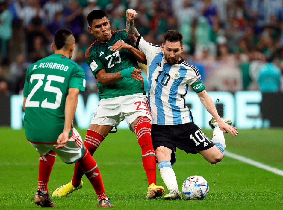 Una férrea defensa mexicana asedió a Lionel Messi durante el primer tiempo. Los cambios en el segundo le ayudaron a tener más libertad. Una férrea defensa mexicana asedió a Lionel Messi durante el primer tiempo. Los cambios en el segundo le ayudaron a tener más libertad.