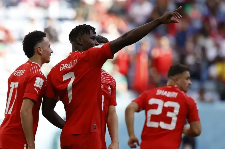 Breel Embolo de Suiza celebra después de anotar el 1-0 durante el partido de fútbol del grupo G de la Copa Mundial de la FIFA 2022 entre Suiza y Camerún en el estadio Al Janoub en Al Wakrah, Qatar Breel Embolo de Suiza celebra después de anotar el 1-0 durante el partido de fútbol del grupo G de la Copa Mundial de la FIFA 2022 entre Suiza y Camerún en el estadio Al Janoub en Al Wakrah, Qatar