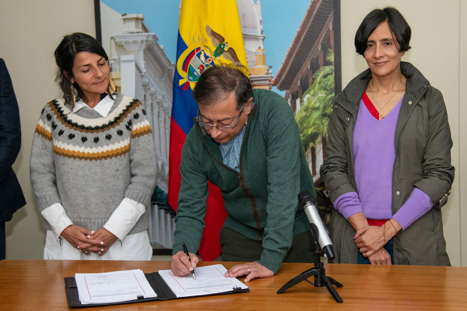 El presidente de Colombia, Gustavo Petro (c), junto a la ministra de Minas y Energía, Irene Vélez (i), y a la ministra de Ambiente y Desarrollo Sostenible, Susana Muhamad, mientras firma el Acuerdo de Escazú en Bogotá. El presidente de Colombia, Gustavo Petro (c), junto a la ministra de Minas y Energía, Irene Vélez (i), y a la ministra de Ambiente y Desarrollo Sostenible, Susana Muhamad, mientras firma el Acuerdo de Escazú en Bogotá.