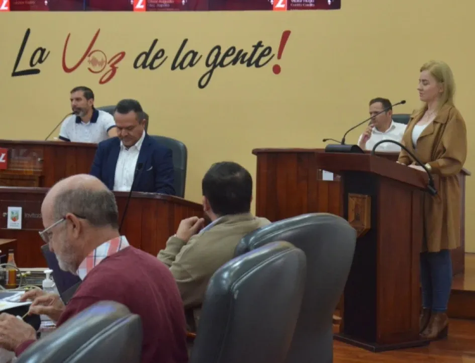 En el atril, Mariana Gómez, asesora del despacho del alcalde de Manizales, y a su lado, sentado, Juan Felipe Jaramillo, secretario de TIC y Competitividad, que se responsabilizaron del tema de Liberland. Liberland en el Concejo de Manizales