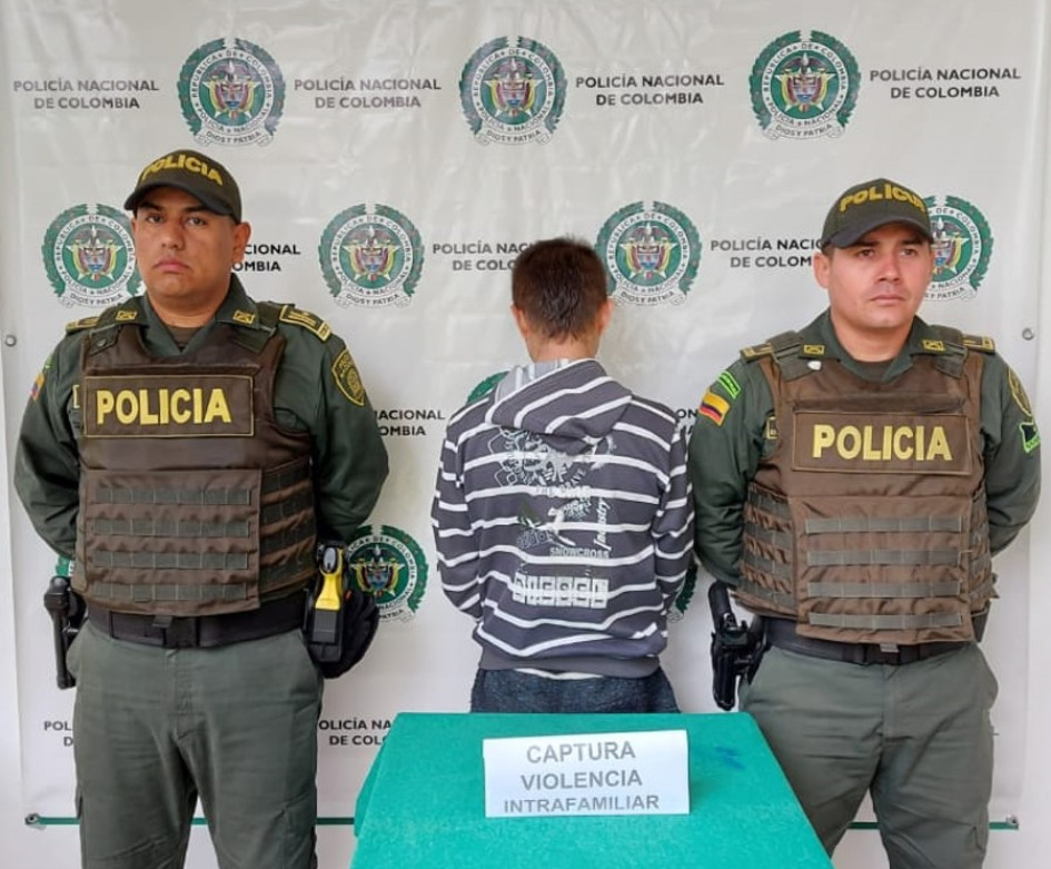 El hombre, de 30 años, fue sorprendido en estado de embriaguez y golpeando a su madre. El hombre, de 30 años, fue sorprendido en estado de embriaguez y golpeando a su madre.