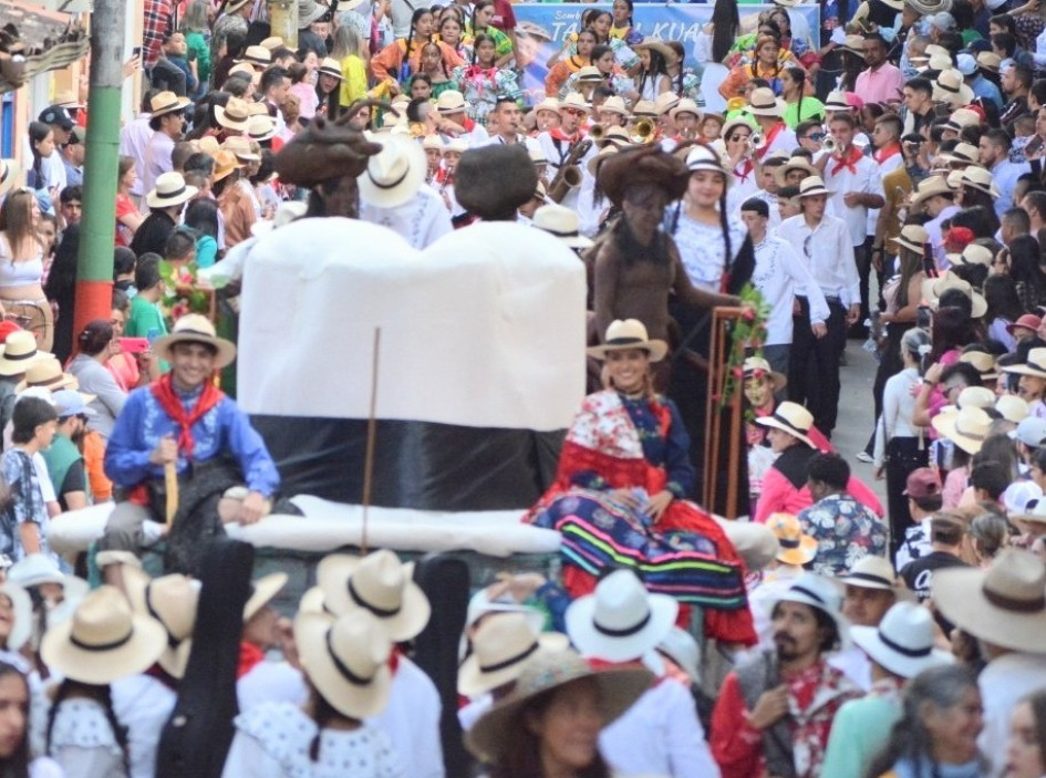 En todas las carrozas el sombrero fue el protagonista. 