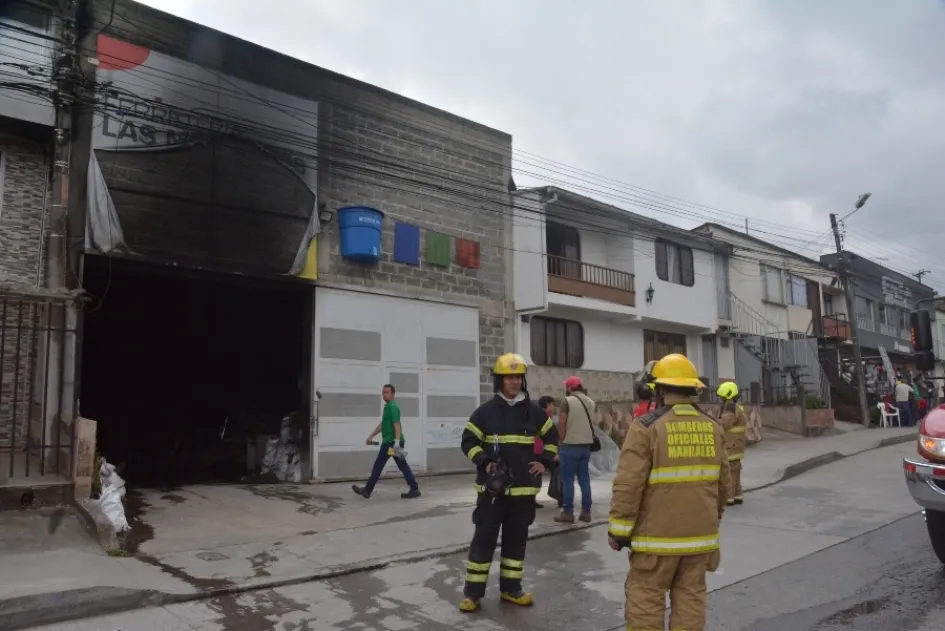 Controlan incendio en bodega del barrio La Enea Controlan incendio en bodega del barrio La Enea