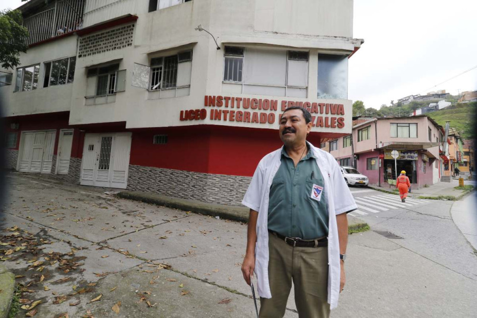 Foto | Darío Augusto Cardona | LA PATRIA Jorge Orlando Salazar, profesor del colegio Liceo Integrado de Manizales. En la institución estudian 138 estudiantes de preescolar, primaria y bachillerato. El predio es uno de los que puede ser expropiado. Foto | Darío Augusto Cardona | LA PATRIA Jorge Orlando Salazar, profesor del colegio Liceo Integrado de Manizales. En la institución estudian 138 estudiantes de preescolar, primaria y bachillerato. El predio es uno de los que puede ser expropiado.
