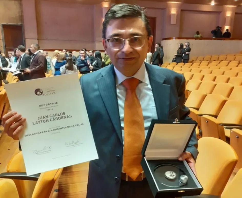Juan Carlos Layton, editor de la sección Balance, del periódico LA PATRIA, con el Premio Simón Bolívar. Juan Carlos Layton, editor de la sección Balance de La Patria