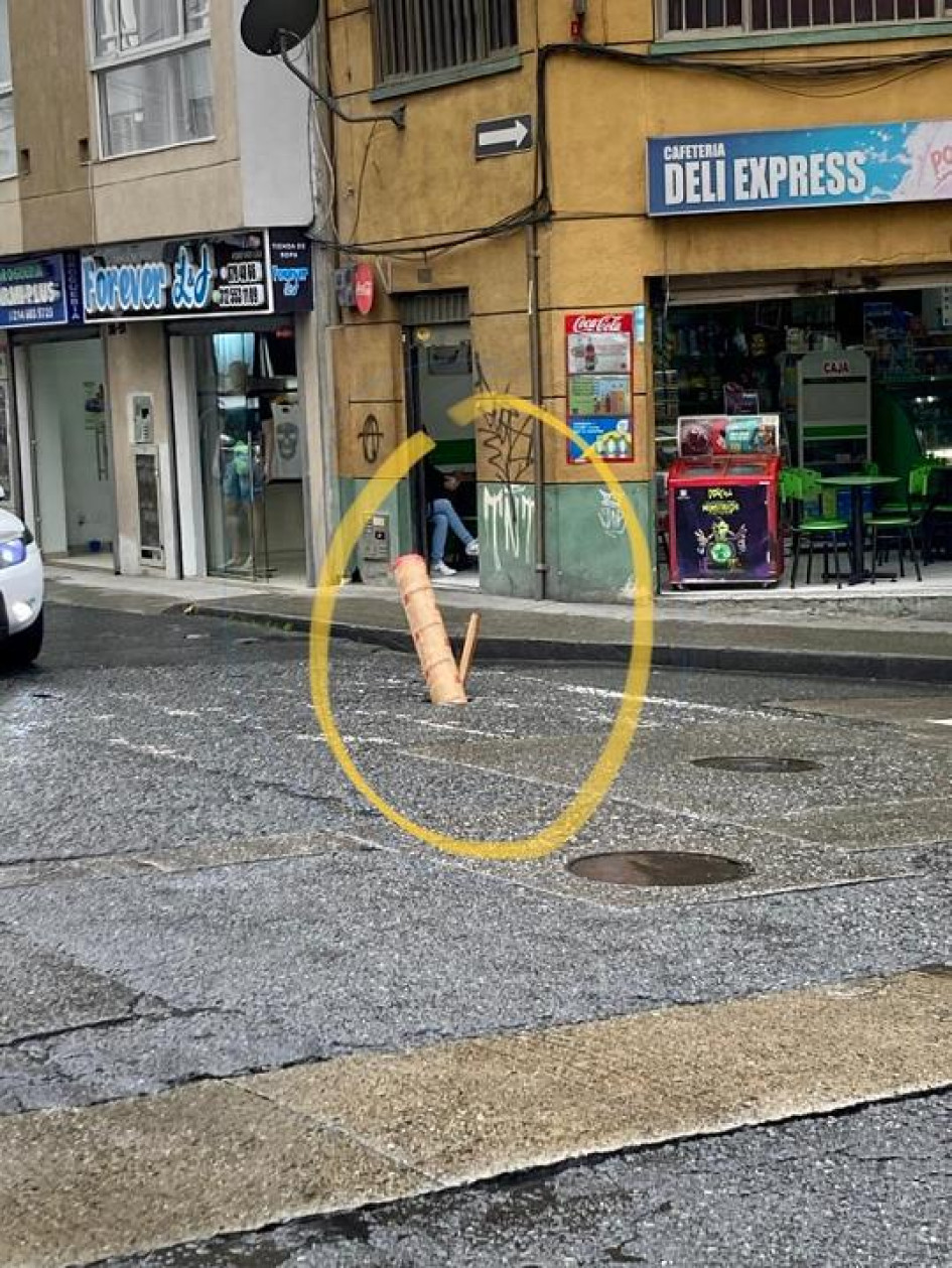 En la carrera 20 con calle 27 de Manizales pusieron una guadua en la mitad de la vía para avisar a los conductores y transeúntes que allí hay un gran hueco.