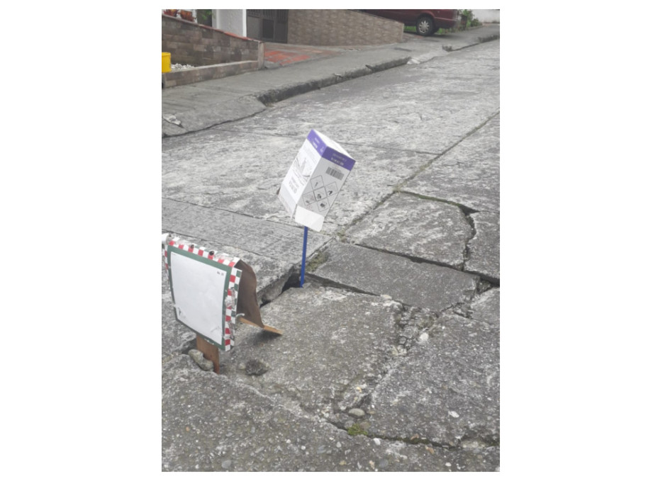 Para alertar a los conductores pusieron palos, maderas y cajas de cartón para que no caigan en el hueco. Para alertar a los conductores pusieron palos, maderas y cajas de cartón para que no caigan en el hueco.
