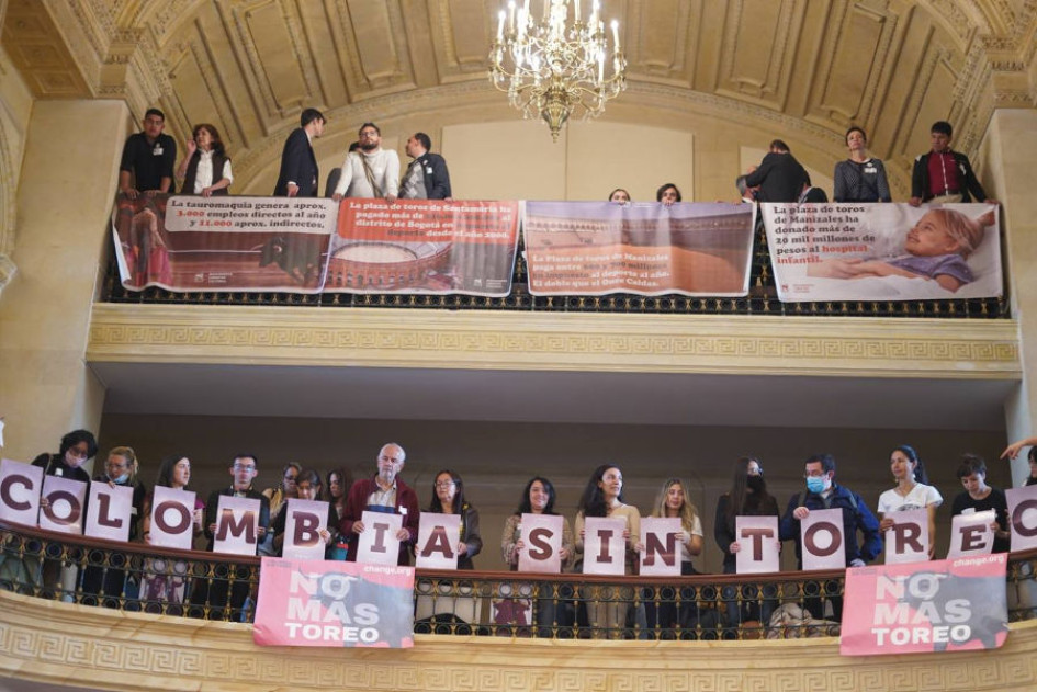 Debate en la Cámara de Representantes pancartes de toros