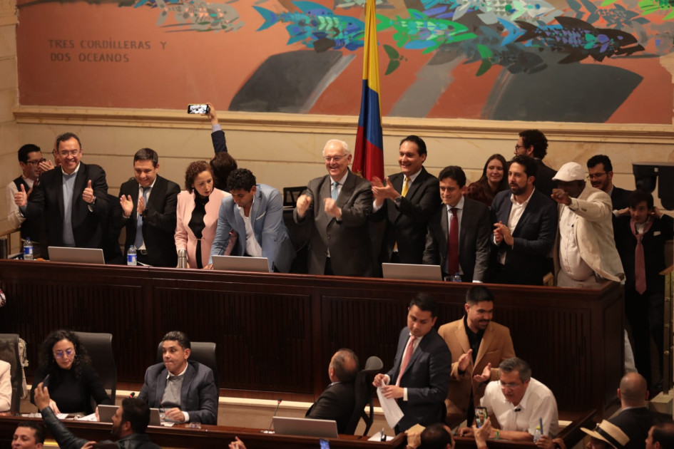 Foto | Cortesía de Minhacienda | LA PATRIA El ministro de Hacienda, José Antonio Ocampo, celebra con los puños cerrados la aprobación de la reforma tributaria el el jueves 3 de noviembre en la Cámara de Representantes. Foto | Cortesía de Minhacienda | LA PATRIA El ministro de Hacienda, José Antonio Ocampo, celebra con los puños cerrados la aprobación de la reforma tributaria el el jueves 3 de noviembre en la Cámara de Representantes.