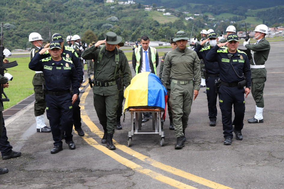 El cuerpo del patrullero fue recibido con honores en el aeropuerto La Nubia de Manizales, para luego ser trasladado a Chinchiná. El cuerpo del patrullero fue recibido con honores en el aeropuerto La Nubia de Manizales, para luego ser trasladado a Chinchiná.