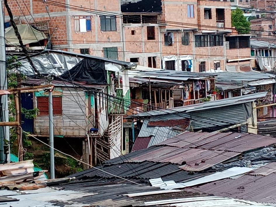 Este es el barrio Nuevo Horizonte de Chinchiná, en donde raptaron a la niña. La casa donde vivía es la de chambranas verdes. Del barrio Nuevo Horizonte raptaron a la niña.