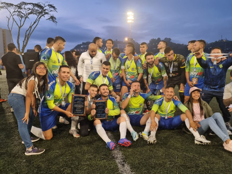 El equipo ganador celebra su título. Su mejor actuación había sido en el 2020, cuando logró un tercer puesto en el torneo villamariano. El equipo ganador celebra su título. Su mejor actuación había sido en el 2020, cuando logró un tercer puesto en el torneo villamariano.