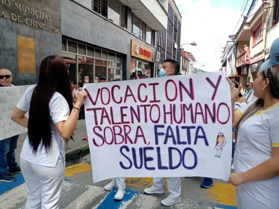Empleados del Hospital San Marcos marchan por Chinchiná, reclaman el pago de su salario Empleados del Hospital San Marcos marchan por Chinchiná, reclaman el pago de su salario