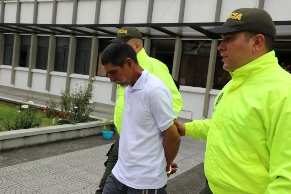 Este es el momento en el que Juan Carlos López Bañol es trasladado por las autoridades de Policía Caldas. 